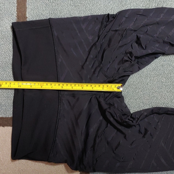 Lululemon Textured Lines Capri Leggings 6 - Picture 13 of 15